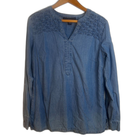 Bandolino Denim Vneck Cotton Blend Beaded Textured Shoulder Size Small Chambray - Picture 11 of 11